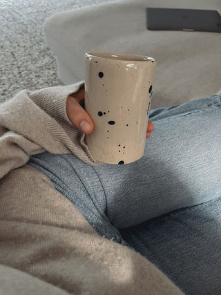 Moderner Becher aus Keramik mit gesprenkelter Glasur und natürlichen Variationen, die jeden Becher zu einem Unikat machen