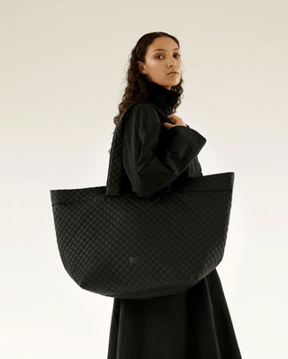 Frau trägt die Nachhaltige Tote Bag von Lulu über der Schulter – schwarzes Outfit, urbaner Look.